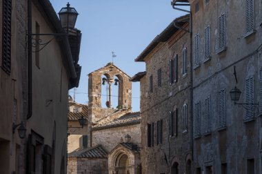 San Quirico D'Orcia, İtalya - 30 Ekim 2016: Santa Maria Assunta Kilisesi, San Quirico d'Orcia, Toskana, İtalya