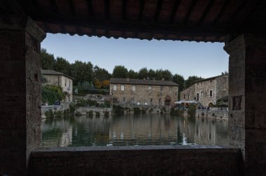 Bagno Vignoni, Toskana İtalya - 30 Ekim 2016: Orta Çağ'dan kalma Bagno Vignoni köyündeki eski termal banyolarda tanımlanmamış insanlar, Toskana, İtalya