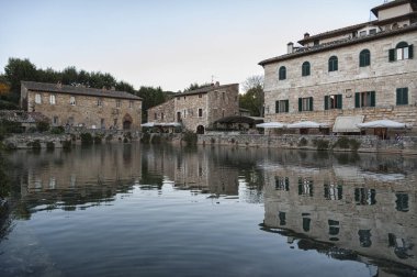 Bagno Vignoni, Toskana İtalya - 30 Ekim 2016: Orta Çağ'dan kalma Bagno Vignoni köyündeki eski termal banyolarda tanımlanmamış insanlar, Toskana, İtalya