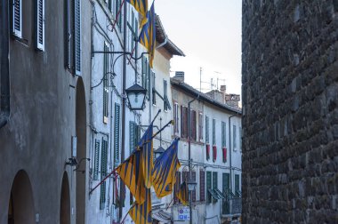Montalcino, Toskana/İtalya: 31 Ekim 2016: Montalcino kasabasının tarihi merkezinde dar sokak, Val d'Orcia, Toskana, İtalya.