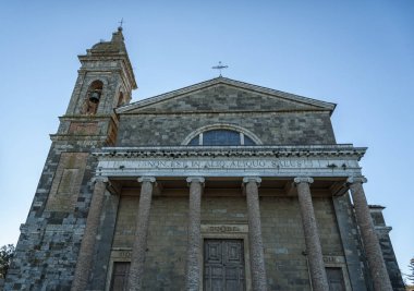 Montalcino, Toskana/İtalya: 31 Ekim 2016: Güneşli bir günde Montalcino'daki Kutsal Kurtarıcı Kilisesi, Val D'Orcia Toskana - İtalya