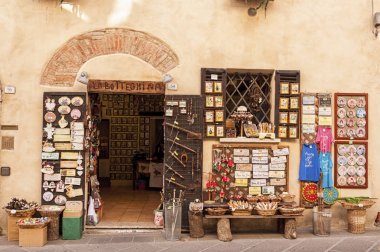 Castiglione Del Lago/İtalya, Novembre 1, 2016: Castiglione del Lago'da alışveriş yapın, Trasimeno Gölü, Umbria - İtalya.
