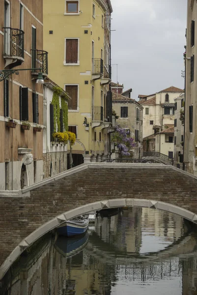 Wenecja Włochy Kwietnia 2009 Typowy Malowniczy Romantyczny Kanał Wenecki Wenecja — Zdjęcie stockowe