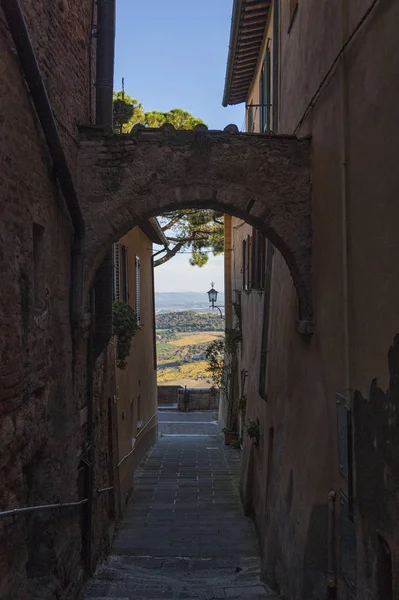 Montepulciano Toskania Włochy Października 2016 Urzekająca Wąska Ulica Starej Miejscowości — Zdjęcie stockowe