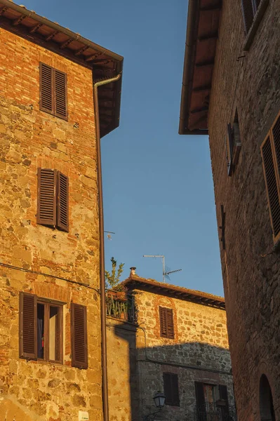 Montichiello Włochy Października 2016 Spokojna Ulica Montichiello Toskania Typowymi Oknami — Zdjęcie stockowe