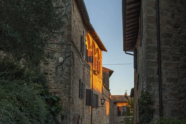 Montichiello Itálie Října 2016 Tichá Ulice Montichiellu Toskánsko Typickými Okenicemi — Stock fotografie