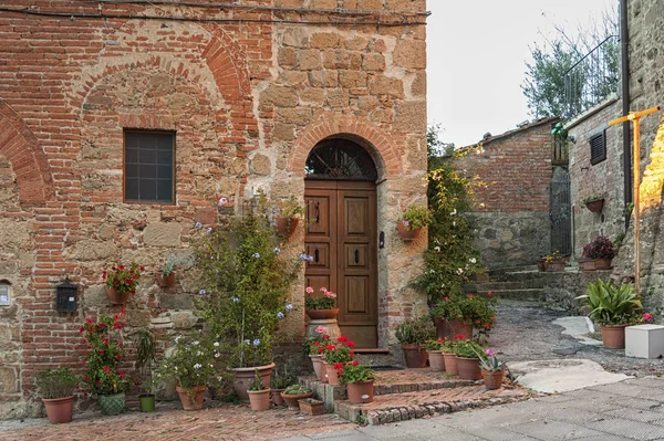 Montichiello Włochy Października 2016 Spokojna Ulica Montichiello Toskania Typowymi Oknami — Zdjęcie stockowe