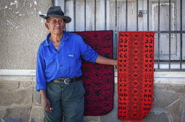 Tarabuco, Bolivya - 06 Ağustos 2017: Yerel Tarabuco Pazar Pazarı'nda geleneksel giyim ve şapkalı tanımlanamayan yerli Yampara adamı