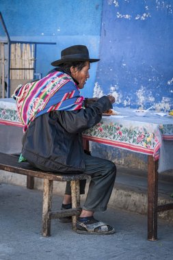 Tarabuco, Bolivya - 06 Ağustos 2017: Yerel Tarabuco Pazar Pazarı'nda geleneksel giyim ve şapkalı tanımlanamayan yerli Yampara adamı