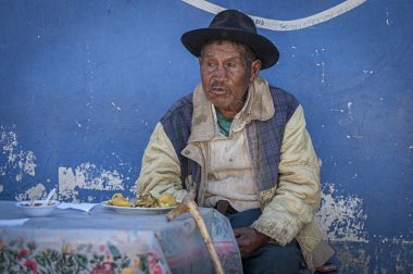 Tarabuco, Bolivya - 06 Ağustos 2017: Yerel Tarabuco Pazar Pazarı'nda geleneksel giyim ve şapkalı tanımlanamayan yerli Yampara adamı