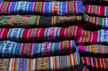 Tarabuco, Bolivya, Güney Amerika yerel pazar pazarında ortaya konan el dokuma kostüm ve satılık tekstil seçimi