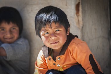Tarabuco, Bolivya 06 Ağustos 2017: Yerel Tarabuco Pazar Pazarı'nda tanımlanamayan genç yerli Quechua çocukları, Bolivya -Güney Amerika
