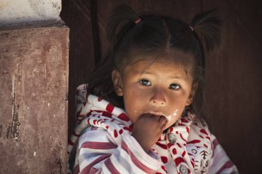 Tarabuco, Bolivya 06 Ağustos 2017: Yerel Tarabuco Pazar Pazarı'nda tanımlanamayan genç yerli Quechua çocukları, Bolivya -Güney Amerika