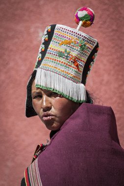 Tarabuco Pazar Pazarı, Bolivya'da geleneksel kabile giyim ve şapka ile tanımlanamayan yerli Quechua kadın