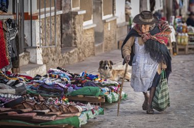Tarabuco Pazar Pazarı, Bolivya'da geleneksel kabile giyim ve şapka ile tanımlanamayan yerli Quechua kadın