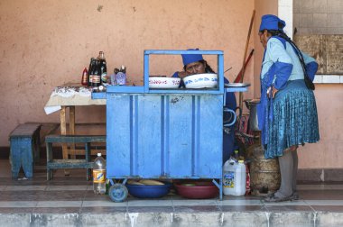 Yerel Tarabuco Pazar Pazarı, Bolivya - Güney Amerika'da geleneksel giyim tanımlanamayan yerli Quechua insanlar