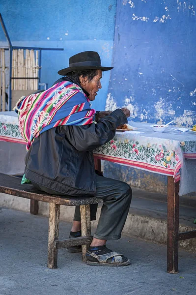 Tarabuco, Bolivya - 06 Ağustos 2017: Yerel Tarabuco Pazar Pazarı'nda geleneksel giyim ve şapkalı tanımlanamayan yerli Yampara adamı