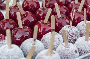 Lezzetli kırmızı şeker elma ile renkli sprinkles kaplı