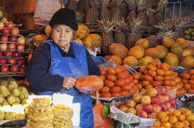 Sucre, Bolivya - 07 Ağustos 2017: Bolivya'nın Sucre şehrindeki Central Market'te meyve ve sebze satan kimliği belirsiz bolivyalı satıcılar