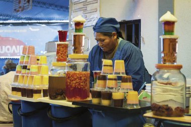 Sucre, Bolivya-07 Ağustos 2017: tanımlanamayan Bolivyalı kadın Sucre, Bolivya 'da Central Market 'te tatlılar satıyor