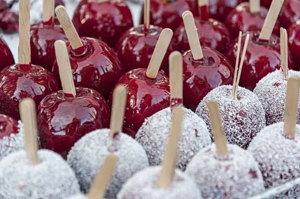 Lezzetli kırmızı şeker elma ile renkli sprinkles kaplı
