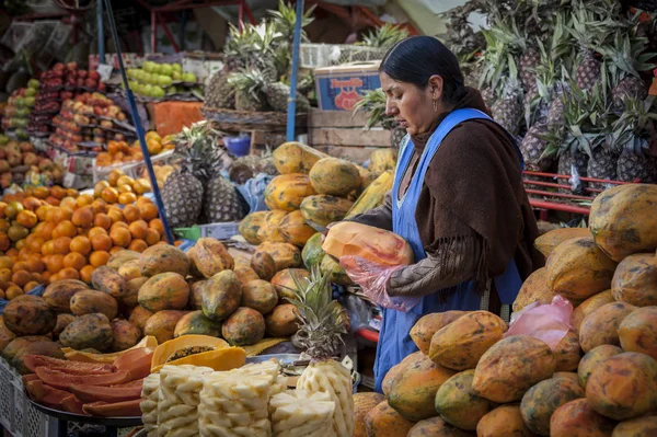スクレ ボリビア 2017 ボリビアのスクレの中央市場で果物や野菜を販売する正体不明のボリビアの売り手 — ストック写真