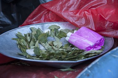 Madenciler için Hediyeler, kase sunulan, koka yaprakları ve dinamit - Potosi, Bolivya