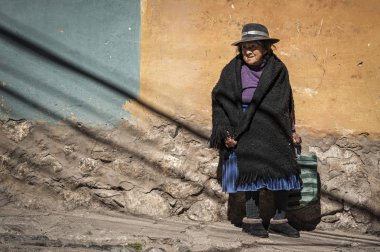 Potosi, Bolivya-Ağustos 08, 2017: Potosi, Bolivya sokakta tanımlanmamış Bolivyalı yaşlı kadın