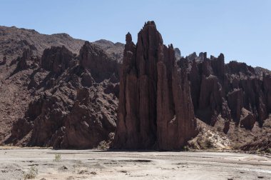 Tupiza - Bolivya, 09 Ağustos 2017: Tupiza yakınlarındaki güzel Quebrada Seca y El Duende Kanyonu'nda ata binen kimliği belirsiz erkekler - Bolivya