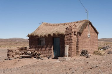 Eduardo Avaroa yakınındaki Bolivian Altiplano üzerinde Cerrillos köyünde Adobe ev mavi gökyüzü ile Andean fauna Ulusal Rezerv, Bolivya-Güney Amerika
