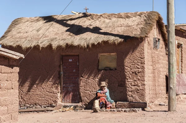 Vieja Identificada Sentada Frente Una Casa Adobe Pueblo Cerrillos Altiplano —  Fotos de Stock