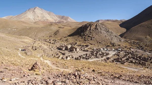 圣安东尼奥德利佩斯鬼村废弃和腐烂的房屋全景 在玻利维亚阿尔蒂普拉诺圣安东尼奥火山的足迹 — 图库照片