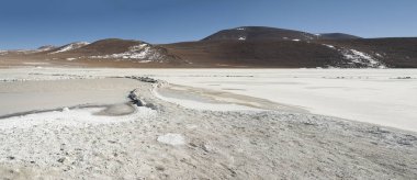 Salar de Ohalviri olarak bilinen Salar de Chalviri, Potos bölümü Bolivya 'da Eduardo Avaroa Andean fauna Ulusal rezervi 'nin kalbindeki bir tuz dairendir.