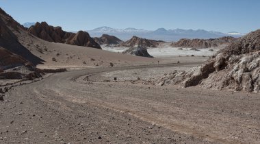 San Pedro de Atacama, Antofagasta-Şili, Güney Amerika yakınlarındaki Atacama çölünde Valle de La Luna (Moon Valley) ' de asfaltsız yol