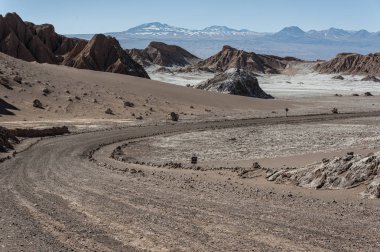 San Pedro de Atacama, Antofagasta-Şili, Güney Amerika yakınlarındaki Atacama çölünde Valle de La Luna (Moon Valley) ' de asfaltsız yol