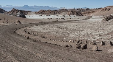 San Pedro de Atacama, Antofagasta-Şili, Güney Amerika yakınlarındaki Atacama çölünde Valle de La Luna (Moon Valley) ' de asfaltsız yol
