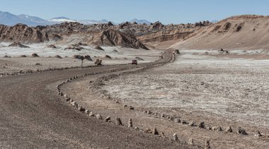 San Pedro de Atacama, Antofagasta-Şili, Güney Amerika yakınlarındaki Atacama çölünde Valle de La Luna (Moon Valley) ' de asfaltsız yol