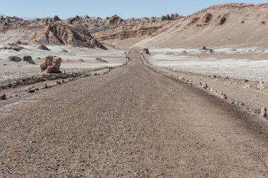 San Pedro de Atacama, Antofagasta-Şili, Güney Amerika yakınlarındaki Atacama çölünde Valle de La Luna (Moon Valley) ' de asfaltsız yol