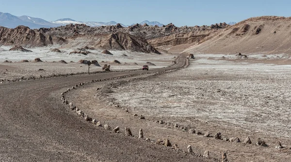 San Pedro de Atacama, Antofagasta-Şili, Güney Amerika yakınlarındaki Atacama çölünde Valle de La Luna (Moon Valley) ' de asfaltsız yol