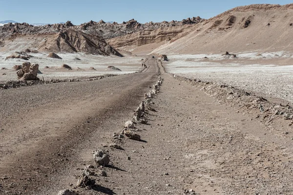 San Pedro de Atacama, Antofagasta-Şili, Güney Amerika yakınlarındaki Atacama çölünde Valle de La Luna (Moon Valley) ' de asfaltsız yol