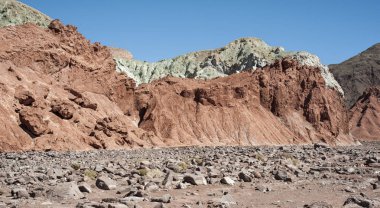 Gökkuşağı Vadisi (Valle Arcoiris), Şili'deki Atacama Çölü'nde. Domeyko dağlarının mineral zengin kayalar vadi çeşitli renkler vermek