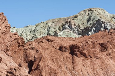 Gökkuşağı Vadisi (Valle Arcoiris), Şili'deki Atacama Çölü'nde. Domeyko dağlarının mineral zengin kayalar vadi çeşitli renkler vermek