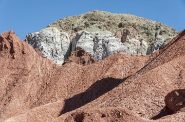 Gökkuşağı Vadisi (Valle Arcoiris), Şili'deki Atacama Çölü'nde. Domeyko dağlarının mineral zengin kayalar vadi çeşitli renkler vermek
