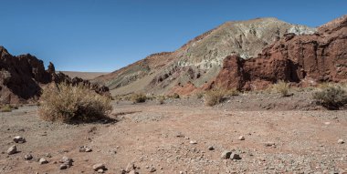 Gökkuşağı Vadisi (Valle Arcoiris), Şili'deki Atacama Çölü'nde. Domeyko dağlarının mineral zengin kayalar vadi çeşitli renkler vermek