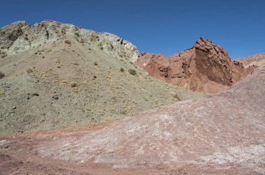 Gökkuşağı Vadisi (Valle Arcoiris), Şili'deki Atacama Çölü'nde. Domeyko dağlarının mineral zengin kayalar vadi çeşitli renkler vermek
