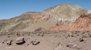 Gökkuşağı Vadisi (Valle Arcoiris), Şili'deki Atacama Çölü'nde. Domeyko dağlarının mineral zengin kayalar vadi çeşitli renkler vermek