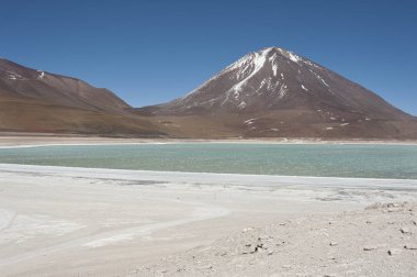Laguna Verde, Licancabur yanardağı-Bolivya'nın eteklerindeki Eduardo Avaroa And Ea Fauna Milli Parkı'nda yer alan son derece yoğun bir tuz gölüdür.