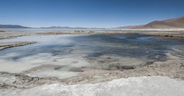 Arka planda Salar de Chalviri ile Laguna y Termas de Polques kaplıca havuzu, Salar de Uyuni, Potosi, Bolivya - Güney Amerika