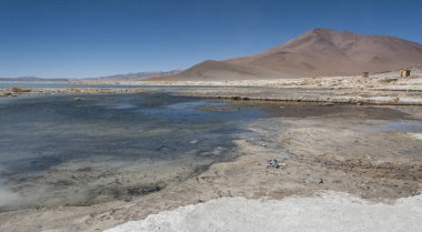 Arka planda Salar de Chalviri ile Laguna y Termas de Polques kaplıca havuzu, Salar de Uyuni, Potosi, Bolivya - Güney Amerika