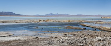 Arka planda Salar de Chalviri ile Laguna y Termas de Polques kaplıca havuzu, Salar de Uyuni, Potosi, Bolivya - Güney Amerika